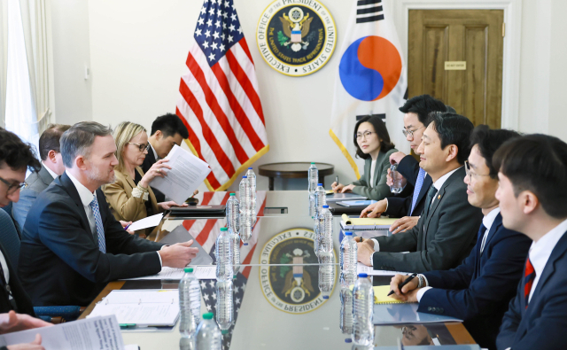 안덕근 산업통상자원부 장관이 4월 24일(현지시간) 미국 워싱턴DC 무역대표부(USTR) 회의실에서 제이미슨 그리어 미국 무역대표부 대표와 통상 협의를 하고 있다.사진 제공=산업부