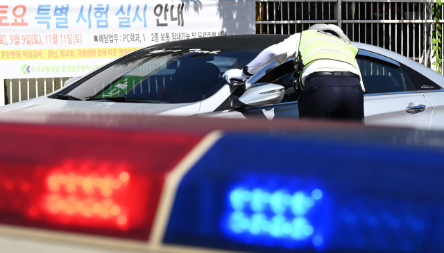 음주 단속을 하는 경찰관.사진은 해당 기사 내용과 무관.오승현 기자