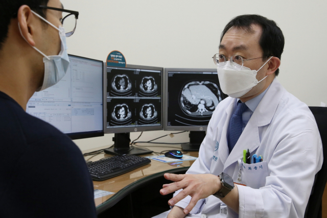 최종기(오른쪽) 서울아산병원 소화기내과 교수가 만성 간질환 환자를 진료하고 있다.사진 제공=서울아산병원