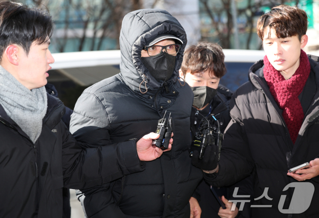 2018년 지방선거 당시 공천을 받게 해주겠다며 거액을 수수한 혐의를 받는 무속인 건진법사 전성배 씨가 지난 1월 9일 서울 양천구 남부지방법원에서 열린 구속 전 피의자심문(영장실질심사)에 출석하고 있다.뉴스1