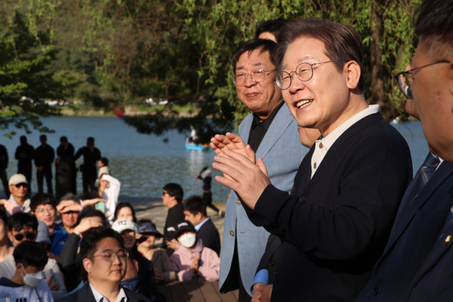 더불어민주당 이재명 대선 후보가‘골목골목 경청투어 : 단양8경편’에 나선 4일 충북 제천군 의림지를 찾아 도민들에게 지지를 호소하고 있다.제천=연합뉴스