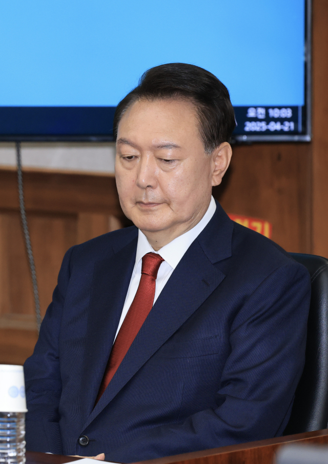 윤석열 전 대통령이 지난달 21일 서울 서초구 서울중앙지법에서 열린 내란 우두머리 혐의 형사재판 2차 공판에 출석해 있다.사진공동취재단