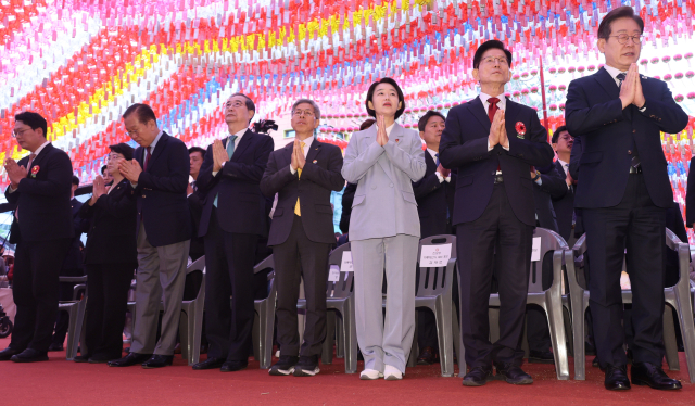 5일 서울 종로구 조계사에서 열린 불기 2569년 부처님오신날 봉축법요식에 참석한 대선 후보와 정당 정치인들이 합장하고 있다.오른쪽부터 더불어민주당 이재명 대선 후보,국민의힘 김문수 대선 후보,진보당 김재연 대