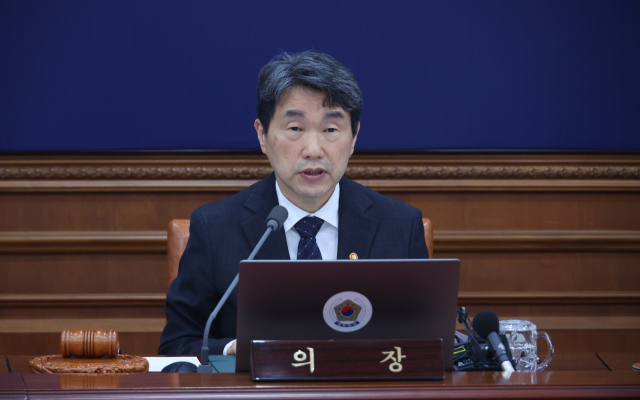 이주호 대통령 권한대행 부총리 겸 교육부 장관이 2일 정부서울청사에서 임시 국무회의를 하고 있다.연합뉴스