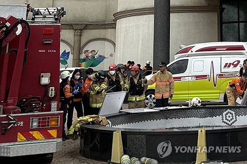 전남 완도 리조트에서 경찰과 소방당국이 원인을 찾고 있다. 연합뉴스제공