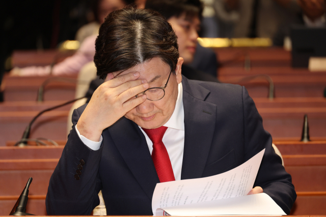 국민의힘 권성동 원내대표가 5일 서울 여의도 국회에서 열린 의원총회에 참석해 자료를 살펴보고 있다. 연합뉴스