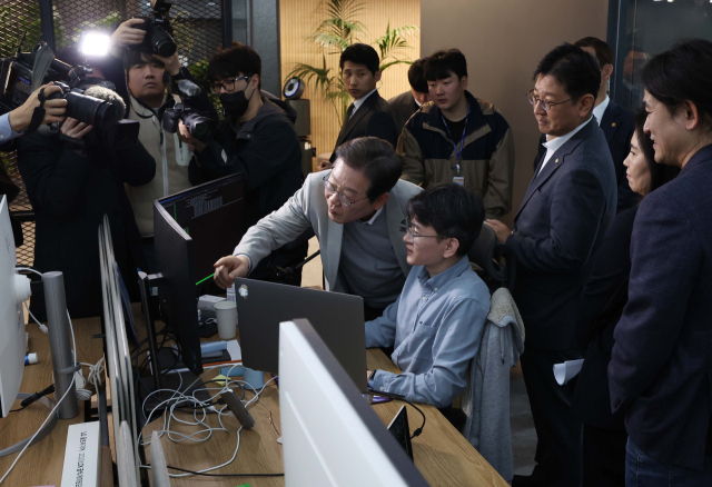 지난 14일 이재명 더불어민주당 대선후보가 서울 강남구 퓨리오사AI에서 한 연구원에게 질문하고 있다./연합뉴스