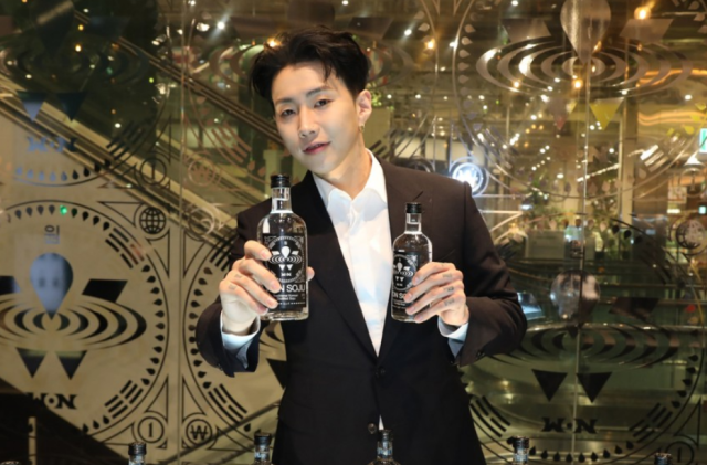 가수 박재범이 2022년 2월25일 서울 영등포구 더현대 서울‘원소주’팝업스토어에서 제품을 소개하고 있다.사진 제공=현대백화점