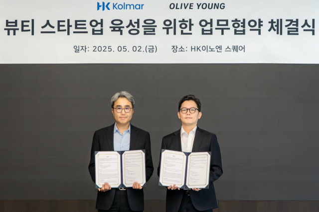 허현행(사진 왼쪽) 한국콜마 경영기획본부장과 장지민 CJ올리브영 경영지원담당이 2일 경기 성남시에 위치한 HK이노엔에서 K뷰티 스타트업 육성을 위한 업무협약(MOU)을 체결한 후 기념 사진을 찍고 있다.사진 제공=