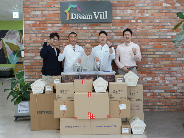 우영미 (가운데) 강남드림빌 원장과 바디프랜드 직원복지팀을 비롯한 바디프랜드 관계자들이 기부식 행사에서 기념 촬영을 하고 있다.사진 제공=바디프랜드