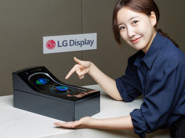 LG디스플레이 직원이 차량용 스트레처블 디스플레이를 소개하고 있다.사진 제공=LG디스플레이