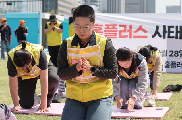 지난달 28일 서울 광화문광장에서 민주노총 서비스연맹 마트산업노동조합이 연 홈플러스 사태 해결을 위한 단식 선포 기자회견에서 참가자들이 108배를 하고 있다.연합뉴스