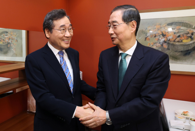 6일 서울 중구 컨퍼런스하우스달개비에서 한덕수 대선 예비 후보와 이낙연 전 국무총리가 오찬회동에 참석해 악수하고 있다. 성형주 기자 2025.05.06