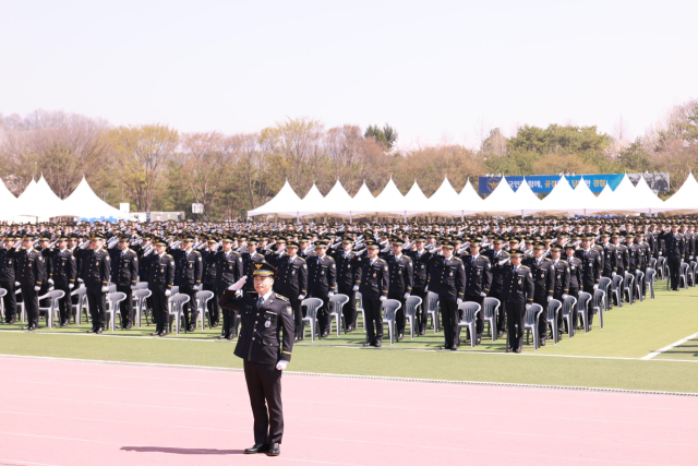 지난달 11일 충북 충주시 중앙경찰학교 대운동장에서 신임경찰 제315기 졸업식에서 졸업생들이 경례하고 있다.사진제공=경찰청