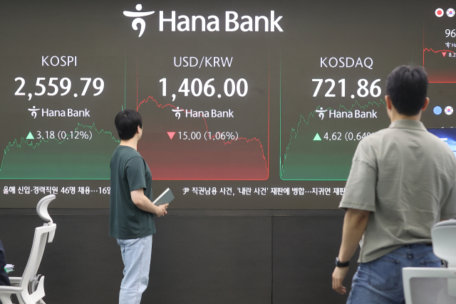 이달 2일 서울 하나은행 본점 딜링룸에서 직원들이 업무를 보고 있다.연합뉴스