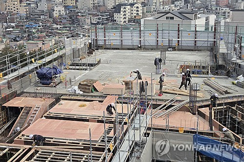 서울의 한 건설 현장에서 작업자들이 자재를 옮기고 있는 모습.연합뉴스