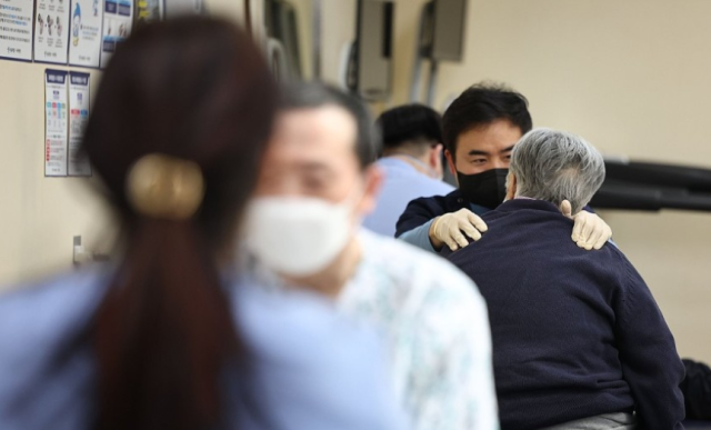 4일 서울 지역 첫 치매안심병원으로 지정된 은평구 서북병원에서 어르신들이 물리 치료를 받고 있다.연합뉴스