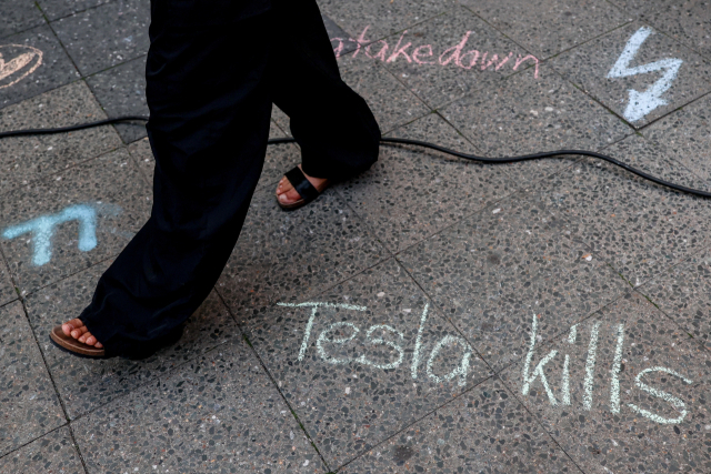 30일(현지 시간) 독일 베를린 테슬라 매장 앞 시위 현장에‘Tesla kills(테슬라가 죽인다)’는 문구가 적혀 있다.EPA연합뉴스