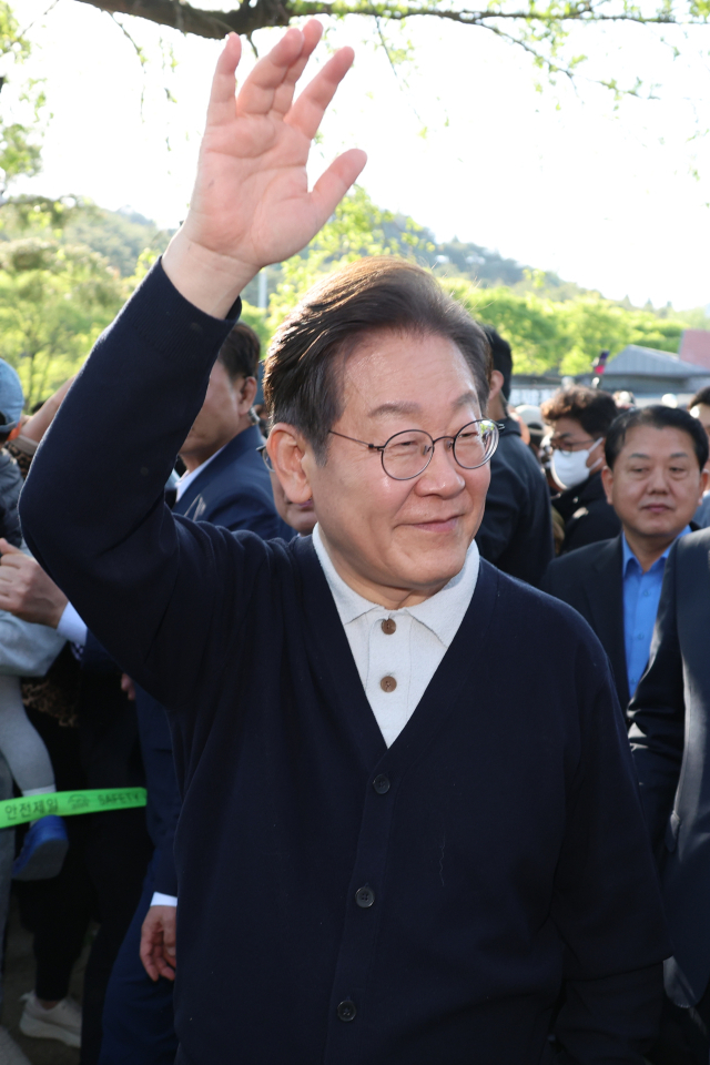 이재명 더불어민주당 대선 후보가 '골목골목 경청투어' : 단양8경편'에 나선 4일 충북 제천군 의림지를 찾아 지지자들을 향해 인사하고 있다. 연합뉴스