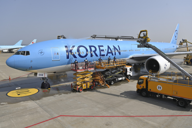 지난달 24일 오전 인천 중구 인천국제공항 대한항공 격납고에서 직원들이 봄을 맞아 항공기 동체를 세척하고 있다.이날 세척한 항공기는 보잉 777-300ER 기종으로 대한항공의 새 도장이 적용된 기체다.영종도=권욱