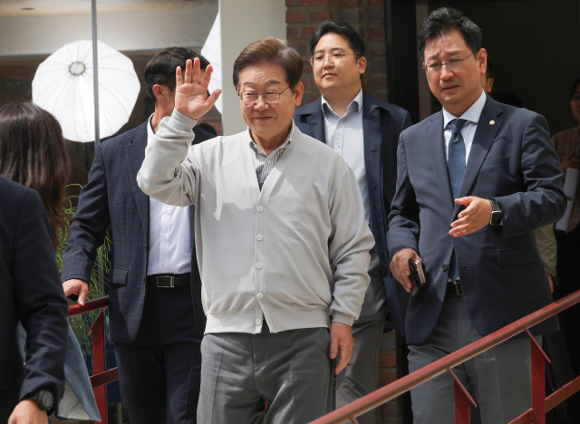 이재명 더불어민주당 대선 후보가 '골목골목 경청투어:국토종주편'에 나선 7일 전북 전주시 완산구의 한 카페에서 'K-콘텐츠' 산업 진흥 간담회를 마친 뒤 간담회장을 나오며 손인사를 하고 있다. 연합뉴스
