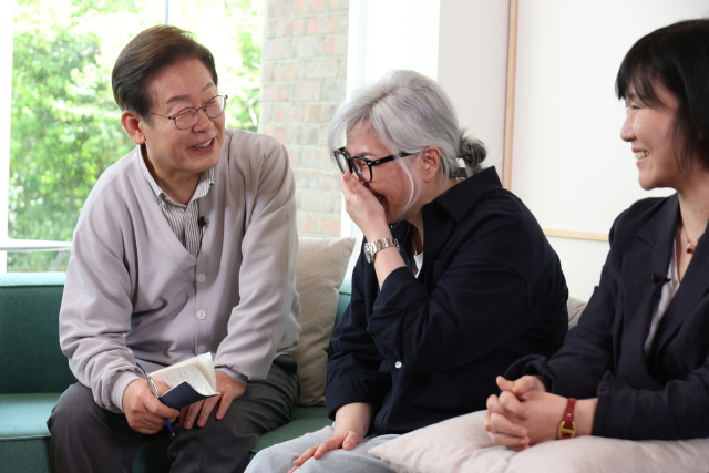 이재명 더불어민주당 대선 후보가 '골목골목 경청투어:국토종주편'에 나선 7일 전북 전주시 완산구의 한 카페에서 열린 K-콘텐츠 산업 진흥 간담회에 참석하고 있다. 왼쪽부터 이 후보, 김은숙 작가, 박해영 작가.연합뉴