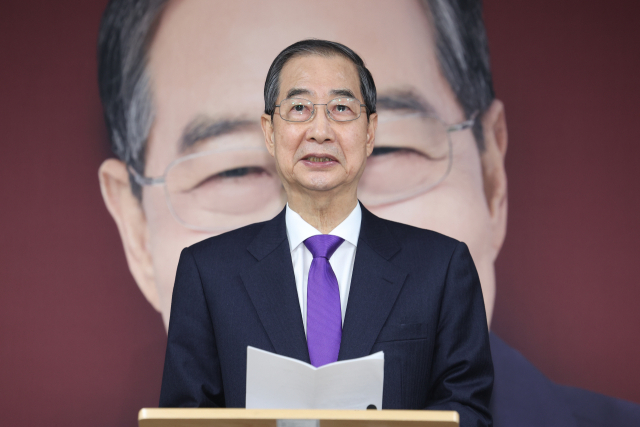 한덕수 무소속 대선 예비후보가 7일 서울 영등포구 선거캠프 사무실에서 열린 기자회견에서 대선 단일화와 관련해 발언하고 있다. 연합뉴스