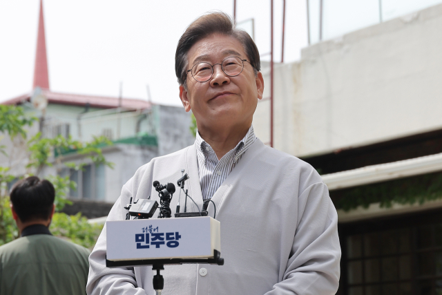 이재명 더불어민주당 대선 후보가 '골목골목 경청투어:국토종주편'에 나선 7일 전북 전주시 완산구의 한 카페에서 'K-콘텐츠' 산업 진흥 간담회를 마친 뒤 취재진의 질문을 듣고 있다.연합뉴스