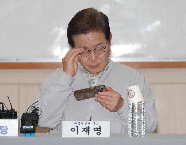 이재명 더불어민주당 대선 후보가 7일 전북 익산시 대한노인회 익산시지회에서 열린 노인회 간담회에서 휴대 전화를 확인하고 있다.익산 = 연합뉴스
