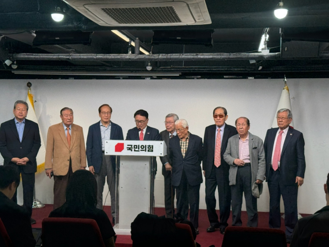 국민의힘 상임고문단이 7일 서울 여의도 당사에서 기자회견을 열고 김문수 국민의힘 대선 후보와 한덕수 무소속 대선 예비후보의 단일화를 촉구하고 있다. 사진 제공=국민의힘