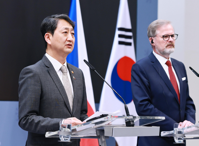 안덕근 산업통상자원부 장관(왼쪽)이 7일 프라하 체코 총리실에서 페트르 피알라 체코 총리를 비롯한 한국과 체코 정부 대표단이 참석한 가운데 열린 한·체코 원전산업 협력 약정(Arrangement) 체결식에서 약정서에