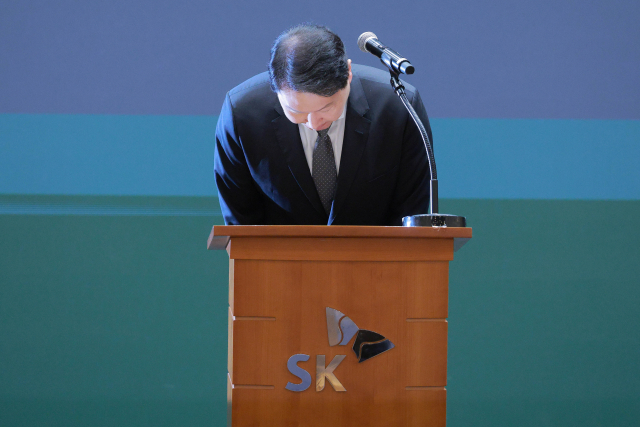 최태원 SK그룹 회장이 7일 서울 중구 SK텔레콤 T타워에서 열린 유심 정보 유출 관련 일일 브리핑에 참석해 해킹 피해에 대해 고개 숙여 사과하고 있다.연합뉴스