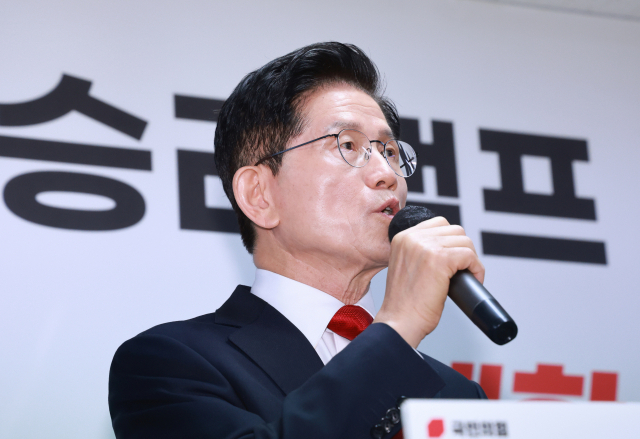 김문수 국민의힘 대선 후보가 8일 서울 여의도 대하빌딩에 마련한 선거 캠프 사무실에서 긴급 기자회견을 열고 후보 단일화에 관한 입장을 밝히고 있다.연합뉴스