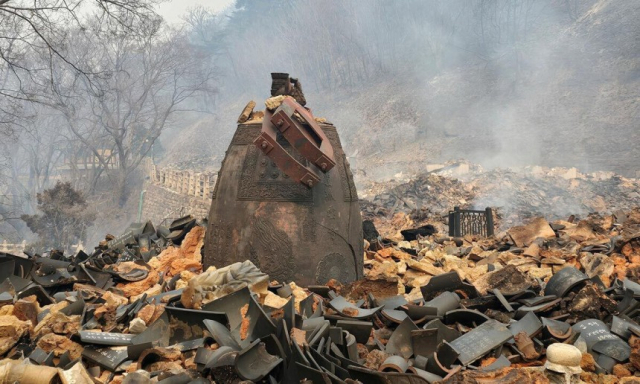 지난 3월26일 화마가 덮친 경북 의성군 고운사에 범종이 불타 내려 앉은 누각 잿더미 위에 덩그러니 놓여 있다.뉴스1