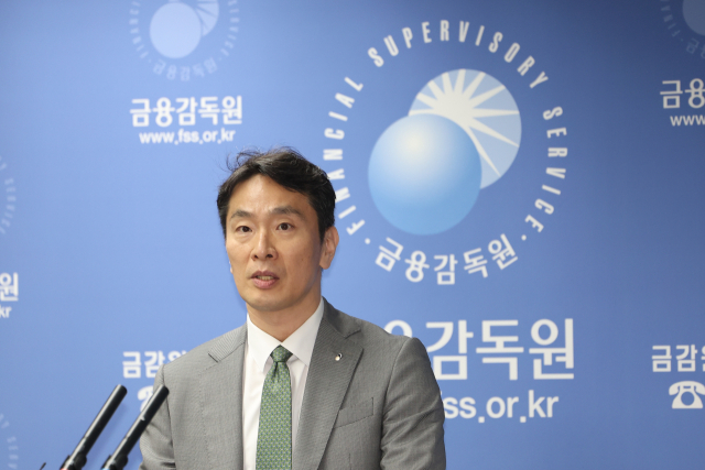 이복현 금융감독원장이 지난달 24일 서울 영등포구 금융감독원에서 열린 자본시장 현안 브리핑에서 발언하고 있다.연합뉴스