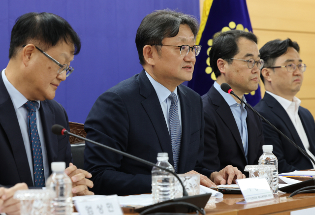 권기섭(왼쪽 두번째) 경제사회노동위원회 위원장이 8일 서울 종로구 대통령 직속 경사노위에서 열린 '고령자 계속고용의무 제도화 공익위원 제언' 브리핑에서 발언하고 있다.연합뉴스