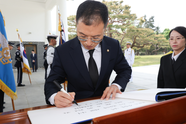 탈당 압박을 받아온 김상욱 국민의힘 의원이 8일 서울 동작구 현충원을 참배한 뒤 방명록을 작성하고 있다. 김 의원은 이날 "앞으로 극우보수와 수구보수가 아닌 참 민주보수의 길을 걷겠다"면서 탈당을 선언했다. 뉴스1