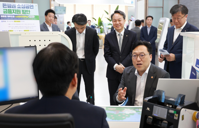 김병환(오른쪽 두 번째) 금융위원장이 8일 서울 중구 신한은행 본점에서 은행권 소상공인 금융지원 방안 시행 현장을 점검하고 있다.사진 제공=금융위