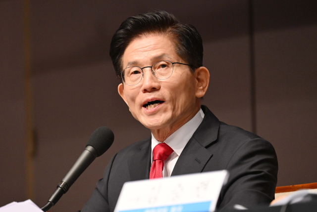 김문수 국민의힘 대선 후보가 8일 서울 중구 한국프레스센터에서 열린 관훈클럽 초청 토론회에 참석해 토론하고 있다. 오승현 기자