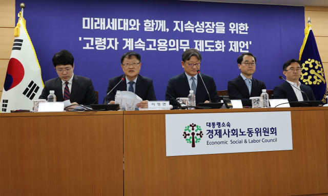 8일 서울 종로구 대통령 직속 경제사회노동위원회에서 열린 '고령자 계속고용의무 제도화 공익위원 제언' 브리핑에서 이영면 인구구조 변화 대응 계속고용위원회 위원장이 발언을 하고 있다.연합뉴스