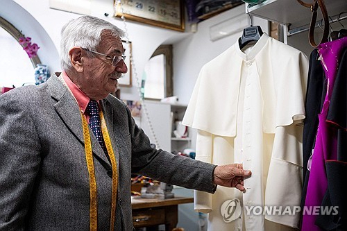 재단사 가 신임 교황이 입게 될 예복을 만져보고 있다.AFP연합뉴스