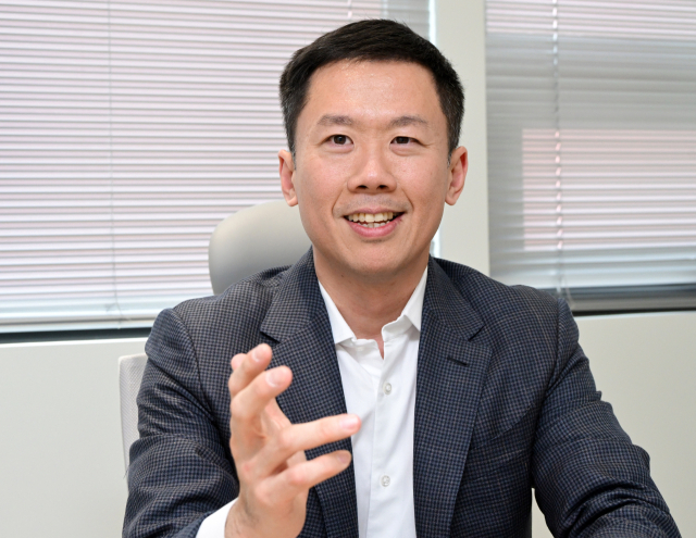 장동훈 렘코 대표가 8일 서울 강남구 사옥에서 진행된 서울경제신문과의 인터뷰에서 탄소 중립을 위한 재생 원료 사용의 필요성을 강조하고 있다.성형주 기자
