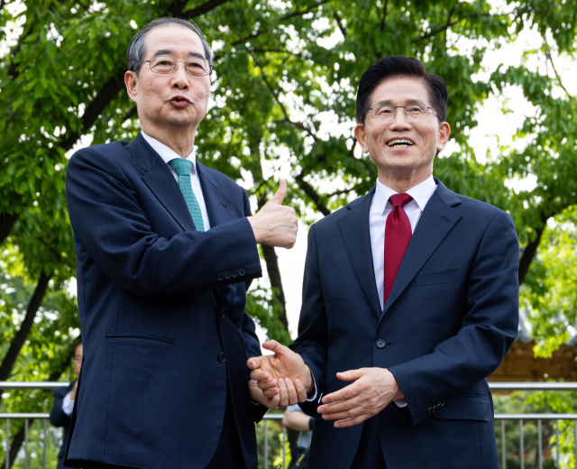 김문수(오른쪽) 국민의힘 대선 후보와 한덕수 무소속 대선 예비후보가 8일 국회 사랑재에서 만나 후보 단일화를 위한 2차 회동을 하고 있다.오승현 기자