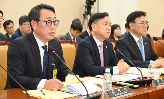유영상(왼쪽부터) SK텔레콤 대표이사와 강도현 과학기술정보통신부 차관,<a href=