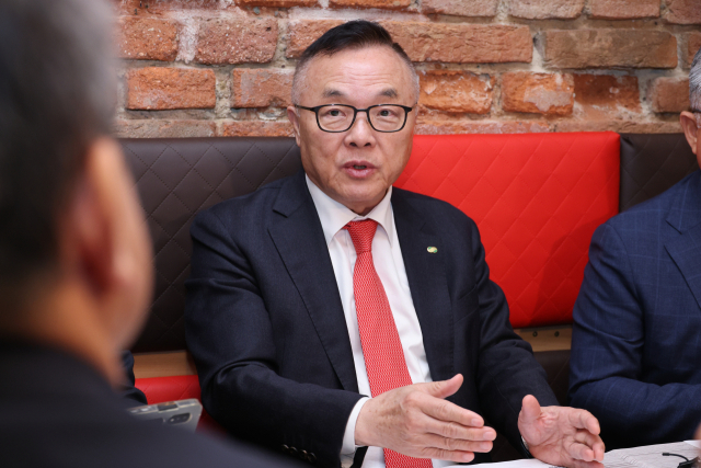 황주호 한국수력원자력 사장이 8일(현지시간) 체코 프라하 모 한식당에서 기자들과 간담회를 하고 있다.사진=산업부 공동취재단