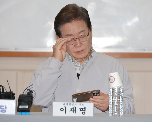 더불어민주당 이재명 대선 후보가 7일 전북 익산시 대한노인회 익산시지회에서 열린 노인회 간담회에서 잠시 휴대 전화를 확인하고 있다.연합뉴스