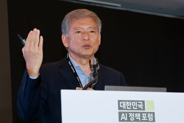 염재호 태재대 총장 겸 국가 AI 위원회 부위원장이 9일 서울 중구 롯데호텔 사파이어볼룸에서 열린 대한민국 AI 정책 포럼에 참석해 기조연설하고 있다.연합뉴스