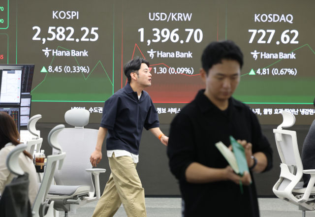이달 8일 오전 서울 중구 하나은행 본점 딜링룸에서 딜러들이 분주히 움직이고 있다.연합뉴스