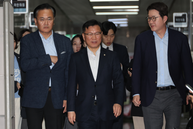 이양수(가운데) 국민의힘 사무총장이 9일 서울 여의도 국회에서 재개된 김문수 대선 후보와 한덕수 무소속 대선 예비 후보 간 단일화 협상에 참석하고 있다. 연합뉴스