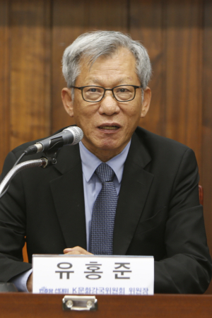 9일 열린 더불어민주당‘K문화강국위원회’기자간담회에 유홍준 위원장이 발언하고 있다.사진 제공=K문화강국위원회
